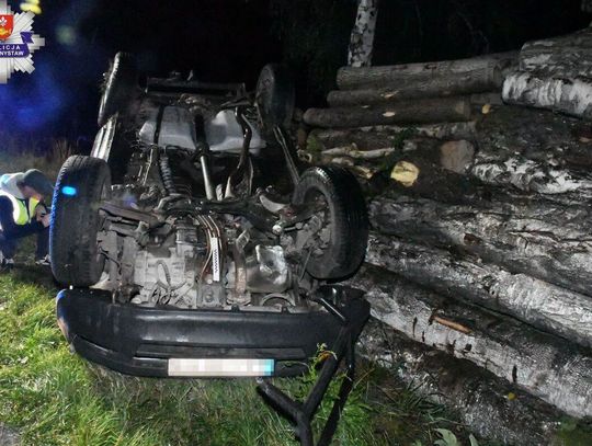 Tragiczny wypadek na prostym odcinku drogi. Samochód uderzył w stos drewna i dachował