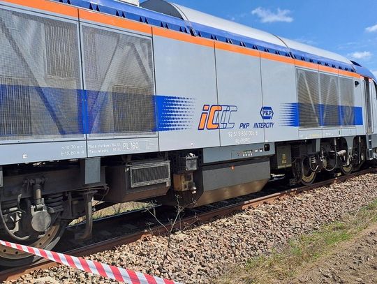 Tragiczny wypadek na przejeździe kolejowym. 77-latek wjechał microcarem przed lokomotywę