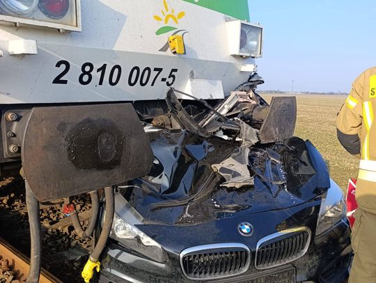 Tragiczny wypadek na przejeździe kolejowym. BMW wjechało pod szynobus, zginęła pasażerka auta