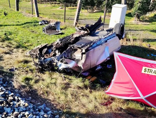 Tragiczny wypadek na przejeździe kolejowym. Nie żyje 21-letni kierowca BMW, 16-latka jest ranna