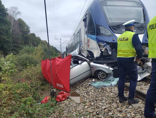 Tragiczny wypadek na przejeździe kolejowym. Osobówka wjechała pod pociąg, zginęła młoda kobieta