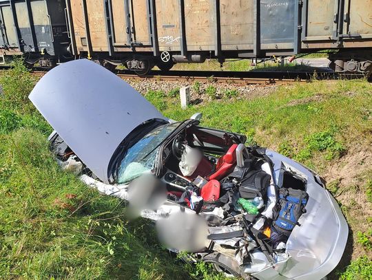 Tragiczny wypadek na przejeździe kolejowym. Osobówka wjechała pod pociąg, zginęła pasażerka BMW