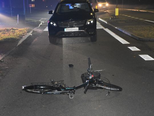 Tragiczny wypadek na przejściu dla pieszych. Kierujący mercedesem wjechał w kobietę prowadzącą rower
