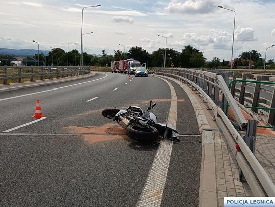 Tragiczny wypadek na węźle autostrady A4 i drogi S3. Motocyklista zginął po uderzeniu w barierę