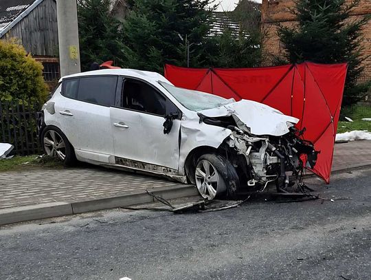 Tragiczny wypadek o poranku. 21-letni kierowca zginął po wjechaniu samochodem w słup