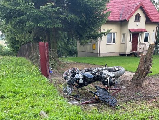 Tragiczny wypadek o poranku. Młody motocyklista zginął po wjechaniu w ogrodzenie posesji