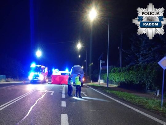 Tragiczny wypadek pod osłoną nocy. Pieszy wszedł wprost pod nadjeżdżającego busa