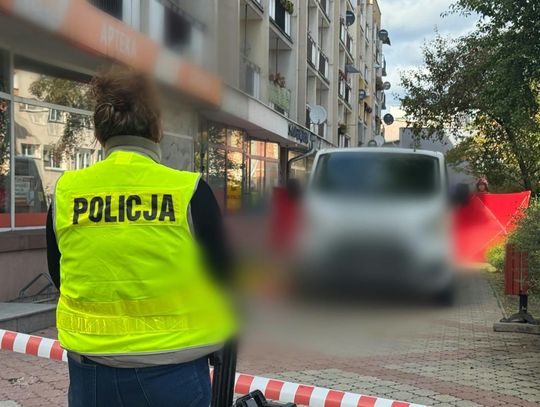 Tragiczny wypadek podczas cofania. Piesza zginęła pod kołami dostawczego Forda