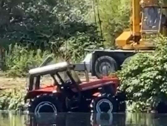 Tragiczny wypadek podczas koszenia traw. Ciągnik wpadł do rzeki, kierowca utonął na oczach kolegi