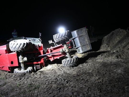 Tragiczny wypadek podczas prac w gospodarstwie. Mężczyzna przygnieciony przez ładowarkę przegubową