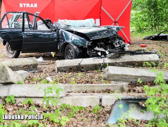 Tragiczny wypadek trójki nastolatków. Ford dachował i uderzył w mur [FOTO]