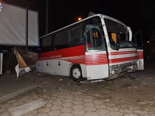 Tragiczny wypadek w Lublinie. Autokar ściął sygnalizator i uderzył w ogrodzenie, kierowca nie żyje