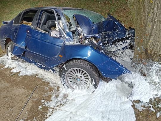 Tragiczny wypadek w noc wigilijną. 24-letni kierowca zginął po wjechaniu autem w drzewo