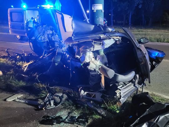 Tragiczny wypadek w nocy. Samochód z impetem uderzył w słup, dwie osoby zginęły na miejscu