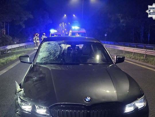Tragiczny wypadek w środku nocy. 28-letni rowerzysta zmarł po zderzeniu z osobówką