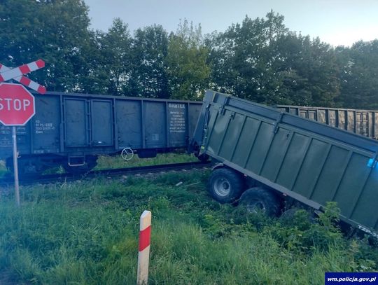 Traktorzysta wjechał prosto pod pociąg. Skład towarowy uderzył w naczepę