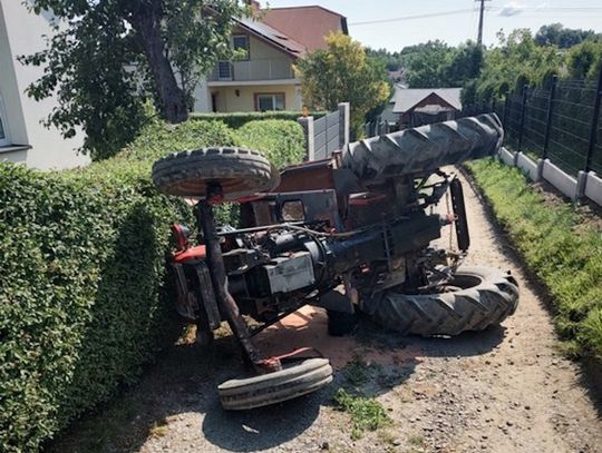 Traktorzysta zaliczył wywrotkę na prostej drodze. Kierował mając blisko 3,5 promila we krwi