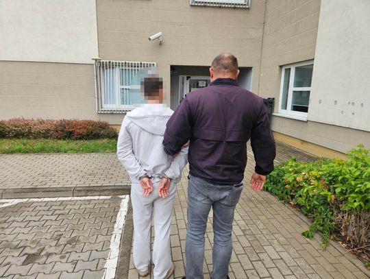 Transakcja na podwórzu i próba pozbycia się dowodów przez okno. Diler i klient w rękach policjantów