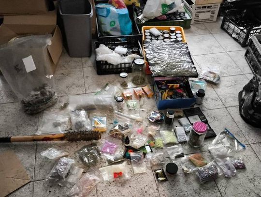 Transakcja narkotykowa na ulicy. Policjanci zatrzymali dilera i jego klienta na gorącym uczynku