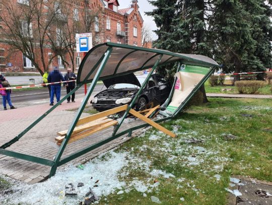 Transmitował na żywo jazdę po pijaku. Skasował przystanek i potrącił staruszkę