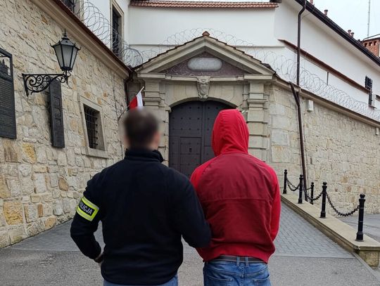 Trzech mężczyzn napadło 14-latka, pobili go i zabrali ubrania. Nie podobało im się, komu kibicuje