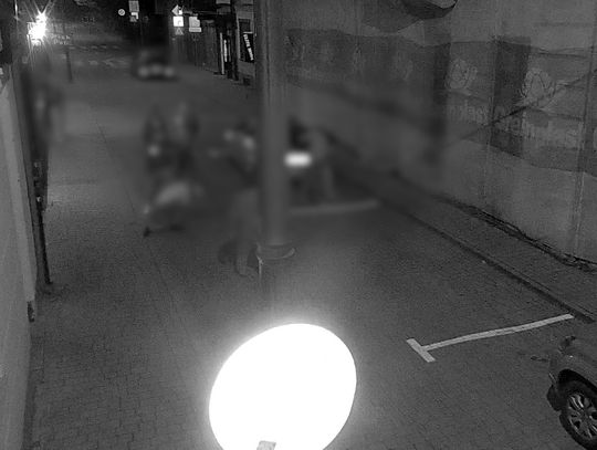 Trzech na jednego. 41-latek brutalnie pobity przed barem przez swoich kolegów