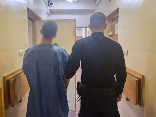 Trzech poszukiwanych w jednym aucie. Kierowca wskoczył do rzeki, pasażer wpadł po obławie