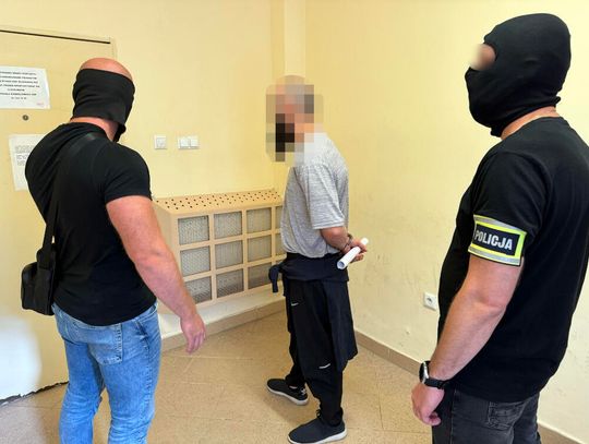 Trzech Rosjan zatrzymanych w Warszawie. W mieszkaniu znaleziono broń z zatartymi numerami