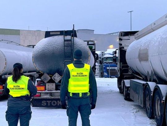 Trzy cysterny zatrzymane pod Suwałkami. Zamiast smaru przewoziły paliwo bez akcyzy