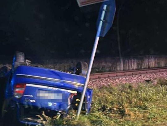 Trzy osoby poważnie ranne po wypadku na przejeździe kolejowym. Kierowca skody zignorował znak STOP
