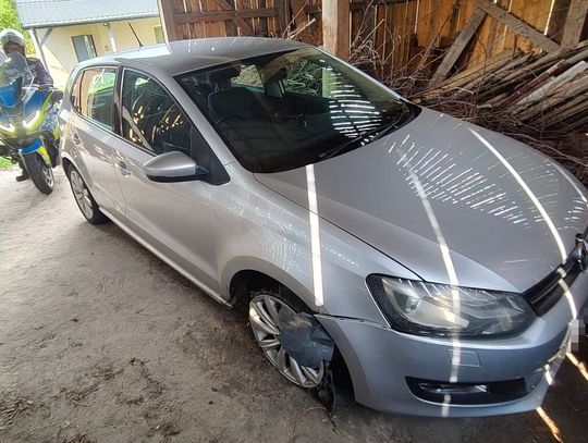 Trzy osoby spały w ukrytym w stodole aucie. Rekordowo pijany kierowca i pasażerowie zatrzymani Trzy osoby spały w ukrytym w stodole aucie. Rekordowo pijany kierowca i pasażerowie zatrzymani