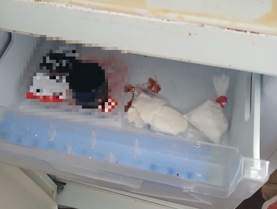 Trzy osoby w mieszkaniu i rozsypana amfetamina. Resztę policjanci znaleźli w lodówce