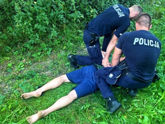 Trzy promile i ucieczka bez butów! Policjanci odnaleźli kierowcę ukrytego w krzakach