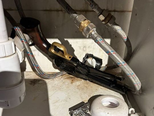 Trzymał pod zlewem rewolwer czarnoprochowy. Ostrzelał z niego dom