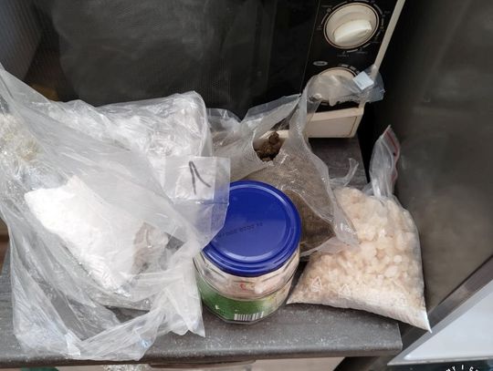 Trzymał w kuchni dużo zioła, białego proszku i kryształu. To już kolejna wpadka tego dilera