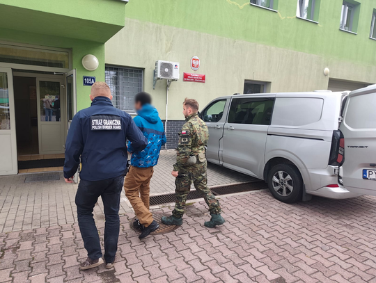 Tunezyjczyk przeskoczył przez ogrodzenie lotniska, wmieszał w pasażerów i wszedł do samolotu. Chciał lecieć do Palermo