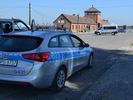 Turyści z Albanii zatrzymani za hitlerowskie pozdrowienia na terenie obozu Auschwitz-Birkenau