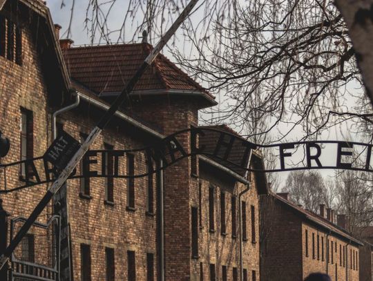 Turystka z Holandii hajlowała przed bramą do Auschwitz. Jej mąż w tym czasie robił fotki