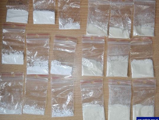 Twierdzi, że znalazł mefedron w krzakach i włożył sobie do skarpetki. Policja ustala, skąd naprawdę go wziął