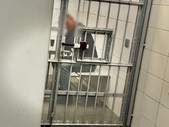 Twierdził, że nie ma kluczy do mieszkania i nie wie nic o narkotykach. W lodówce policjanci znaleźli duże ilości