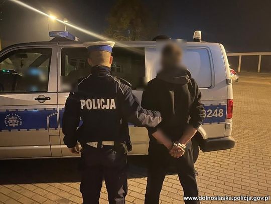 Twierdził, że nie pamięta, kiedy się urodził i podał fałszywe imię. Gdy policjanci odkryli prawdę, od razu odstawili go do więzienia