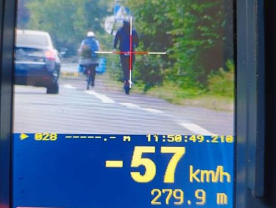Tysiąc złotych mandatu dla pirata drogowego na hulajnodze. Jechał z prędkością 57 km/h