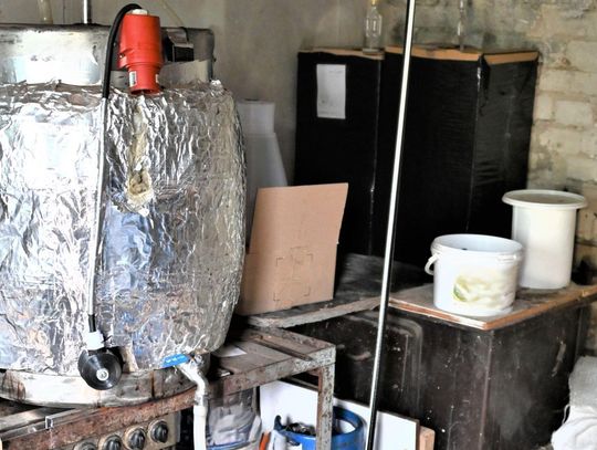 Tysiące litrów alkoholu i profesjonalna linia produkcyjna. Służby zatrzymały żołnierza