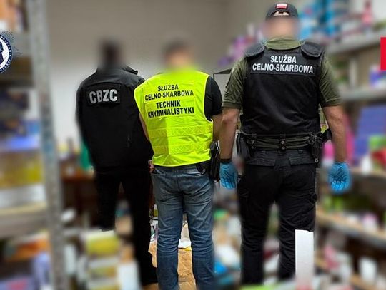 Tysiące waporyzatorów i 400 tys. złotych w gotówce. Służby uderzyły w nielegalny sklep internetowy