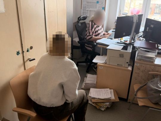 Ubrania sprzed lat, prawdziwe pieniądze w kieszeni. Tak 25-latka oszukiwała pracodawcę