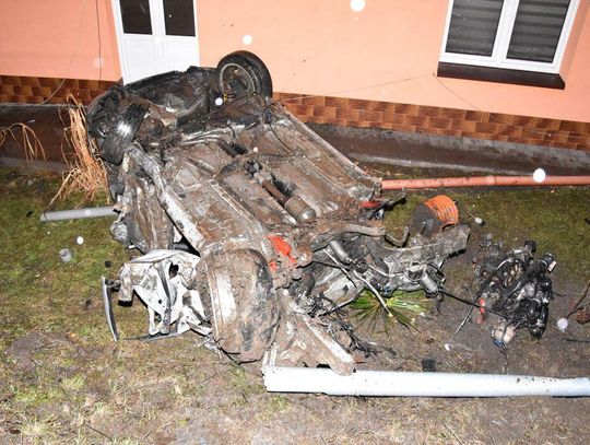 Uciekając policji jechał przez wieś 200 km/h. Seat dachował i uderzył w dom, w aucie trzech mężczyzn Uciekając policji jechał przez wieś 200 km/h. Seat dachował i uderzył w dom, w aucie trzech mężczyzn