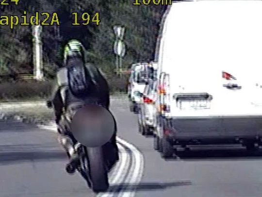 Uciekając policji motocyklista "uzbierał" 346 punktów karnych. Potem wypierał się jazdy [WIDEO]