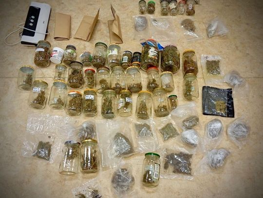 Uciekając przed policją ściągnął funkcjonariuszy do kolegi dilera. Teraz obaj mężczyźni mają kłopoty