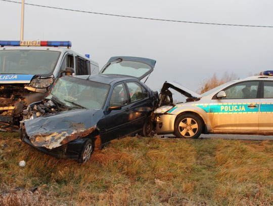 Uciekając przed policją staranowali dwa radiowozy. Trzej policjanci odnieśli obrażenia