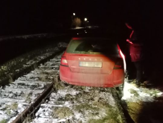 Uciekając przed policją wjechał na torowisko. 34-letni kierowca był poszukiwany